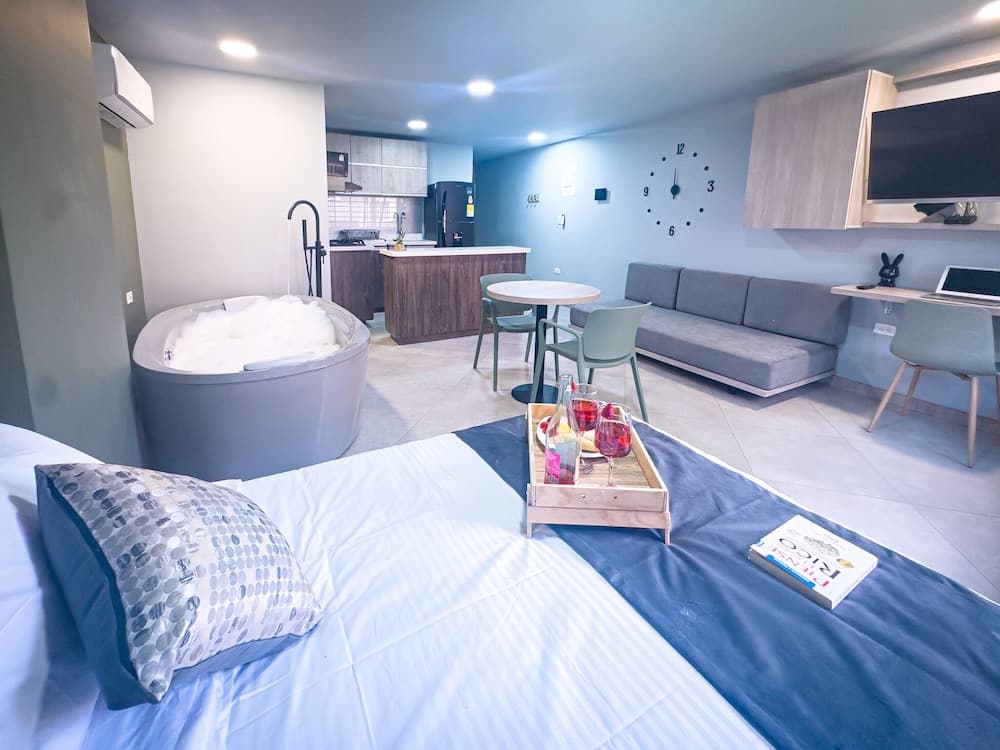 Deluxe Studio, 1 Double Bed, Bathtub, Garden View