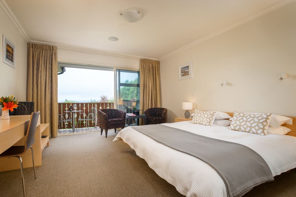 Luxury Double Room, 1 King Bed, Jetted Tub, Partial Lake View