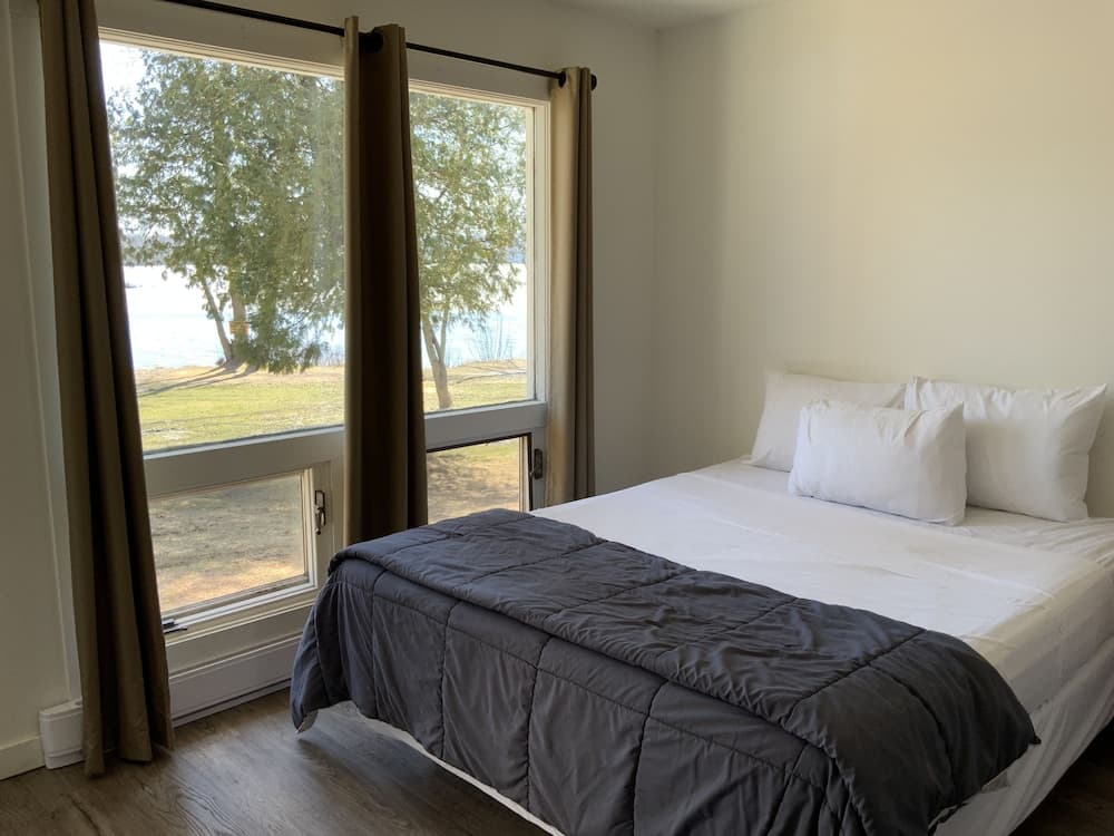 Standard Room, 2 Queen Beds, Air conditioning, Lake View (Sunrise 8)