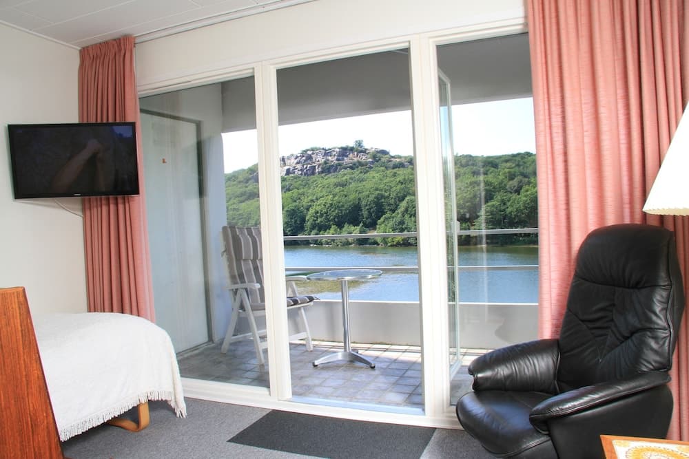 Single room with balcony and lake view (A) in the main building