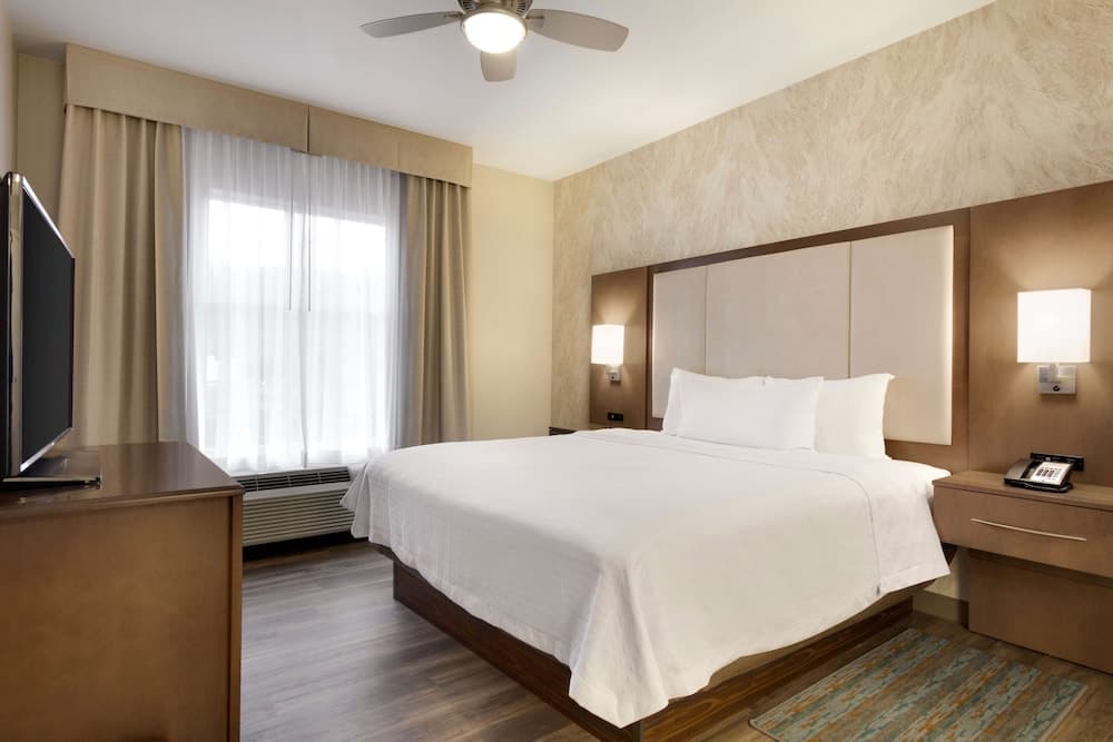 Suite, 1 King Bed, Accessible, Non Smoking (Hearing)