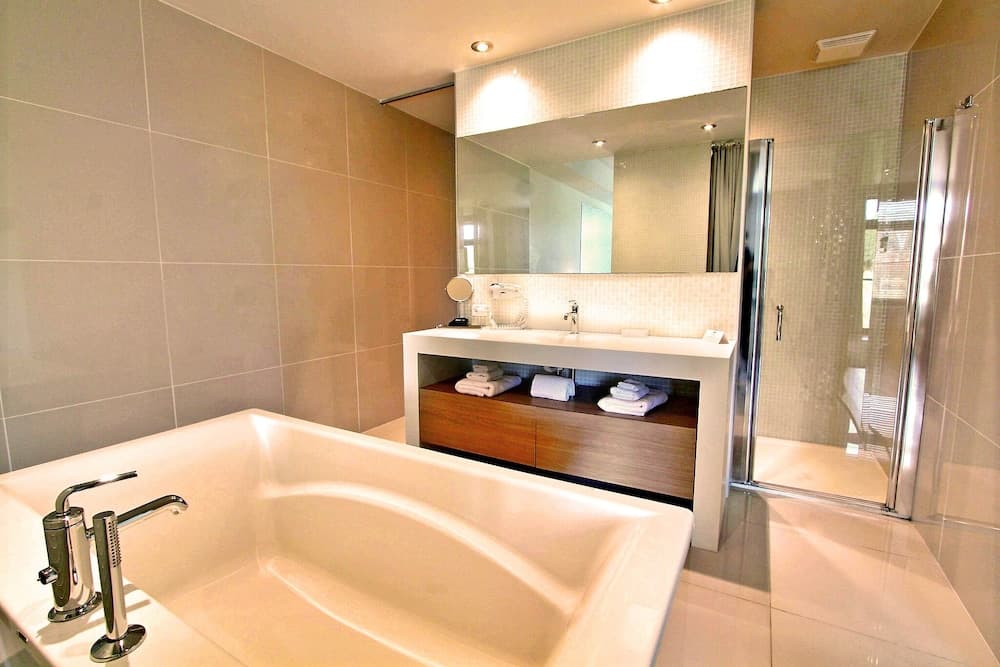 Executive Suite, 1 King Bed with Sofa bed, Vineyard View