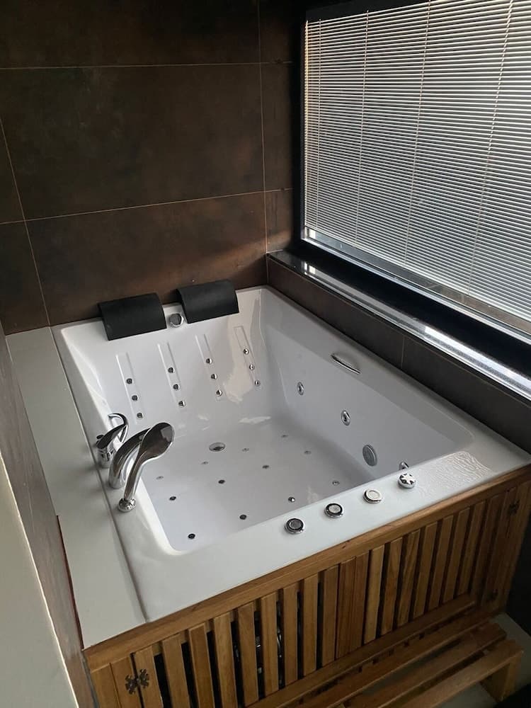Deluxe Double Room, Bathtub, City View
