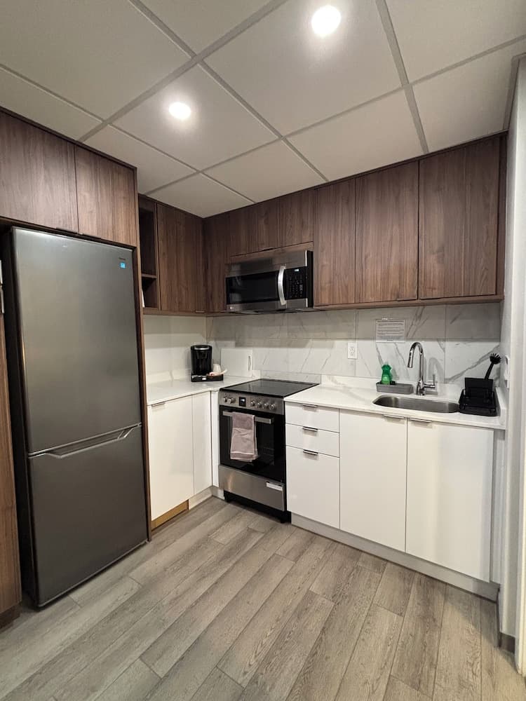 Deluxe Room, 1 Queen Bed, Kitchen