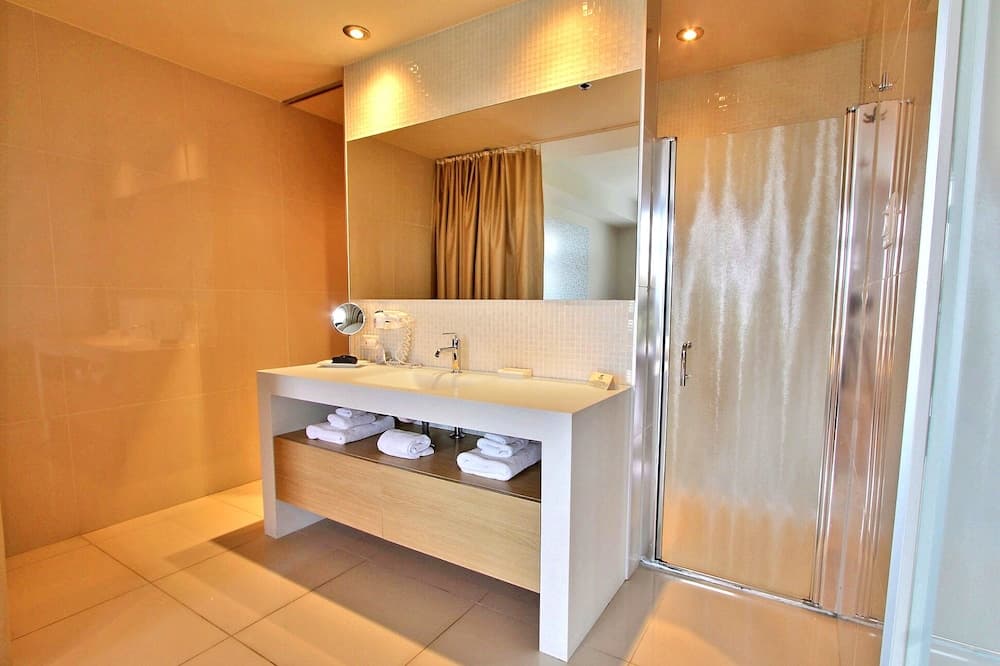 Junior Suite, 1 King Bed, Pool View